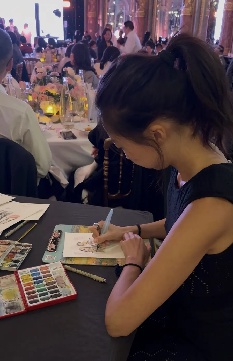 Charlotte GUO drawing a guest couple during dinner beneath the dome of the InterContinental Paris Le Grand