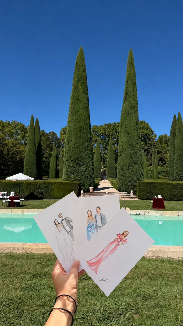 Illustrations live des mariés et des invités devant le jardin de cyprès du Château de Sannes, dans le Luberon