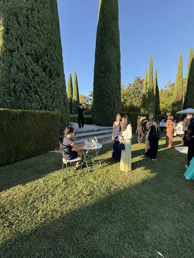 L'illustratrice dessinant les invités dans le jardin à la française du Château de Sannes