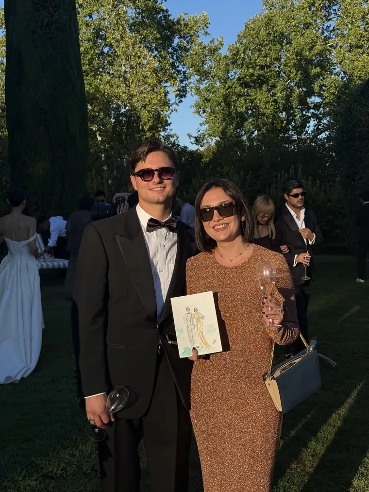 Couple d'invités tenant leur illustration live dans les jardins du Château de Sannes