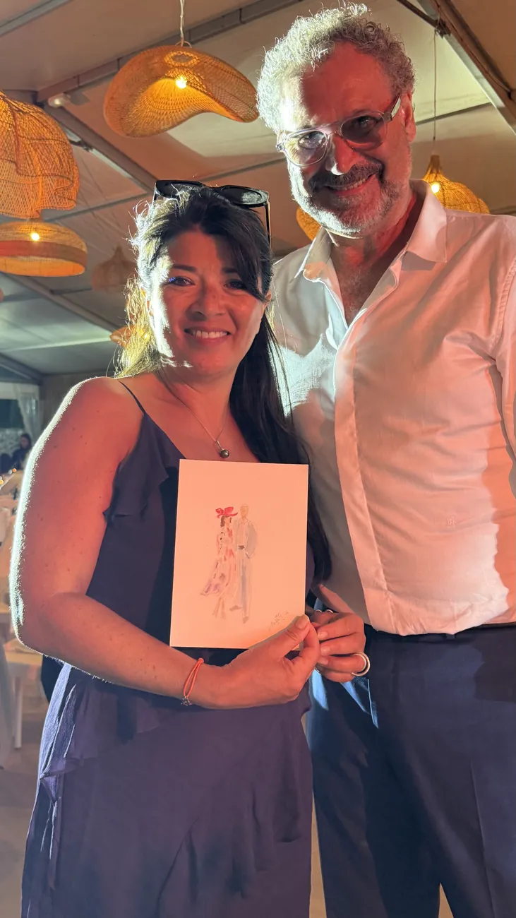 Invitée tenant son illustration réalisée en direct pendant une soirée