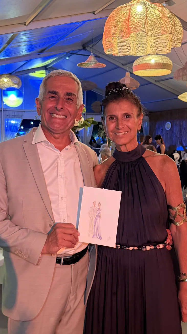 Couple d'invités montrant leur silhouette illustrée en direct