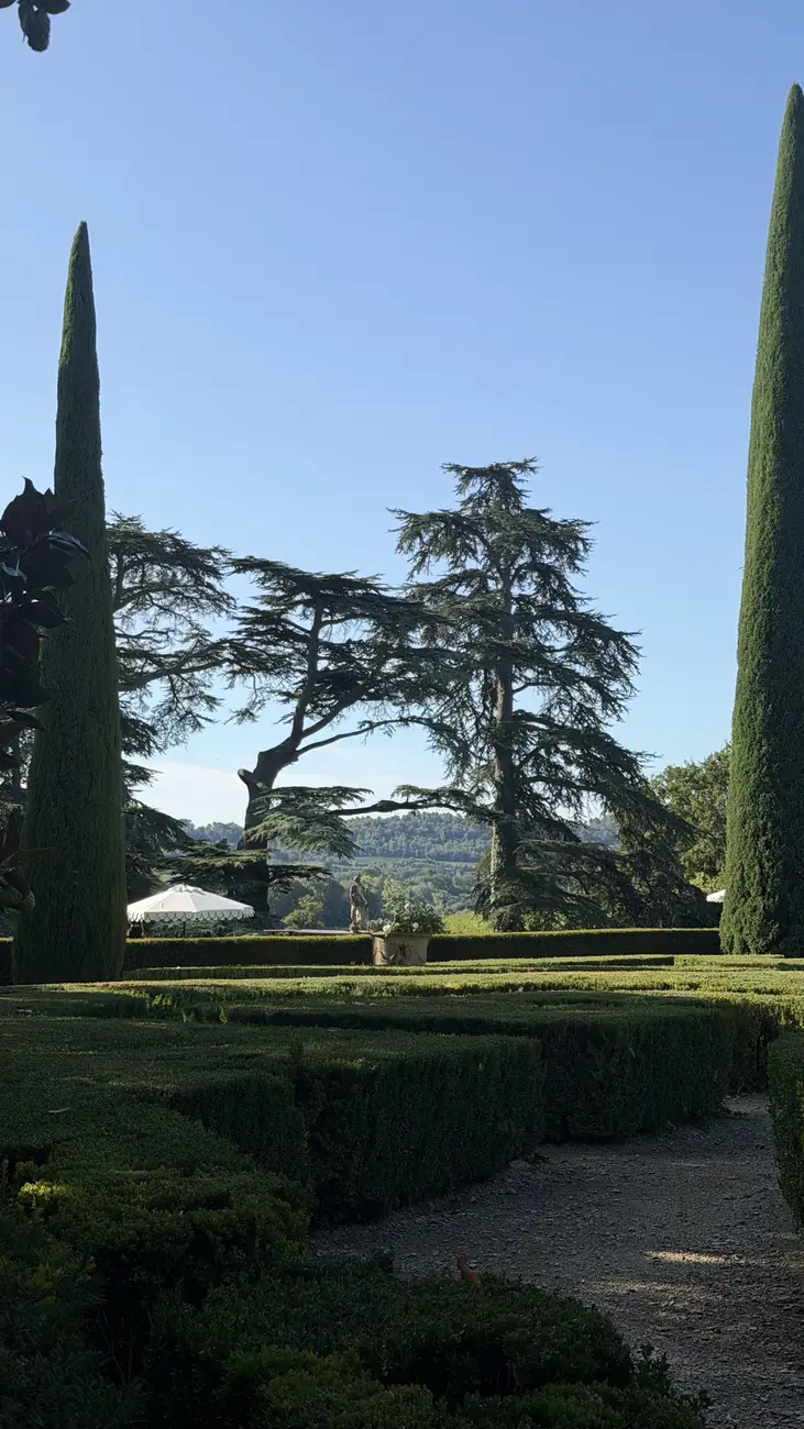 Jardins à la française et cyprès du Château de Sannes, dans le Luberon