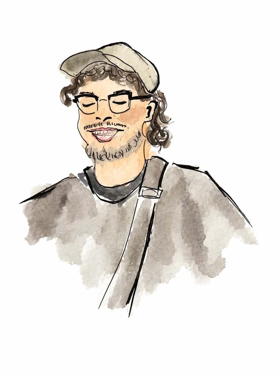 Portrait à l'encre d'un homme souriant, barbe et lunettes, aquarelle