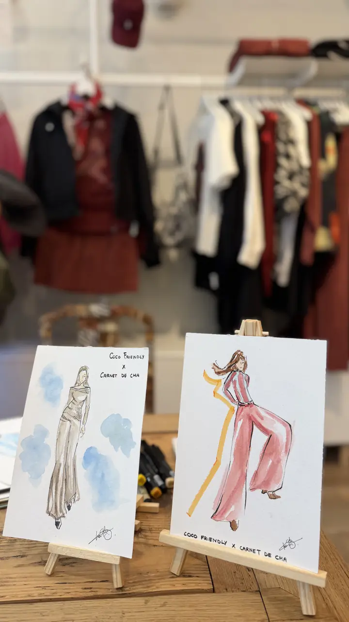 Deux silhouettes de mode à l'aquarelle sur chevalets, co-brandées pour une boutique parisienne